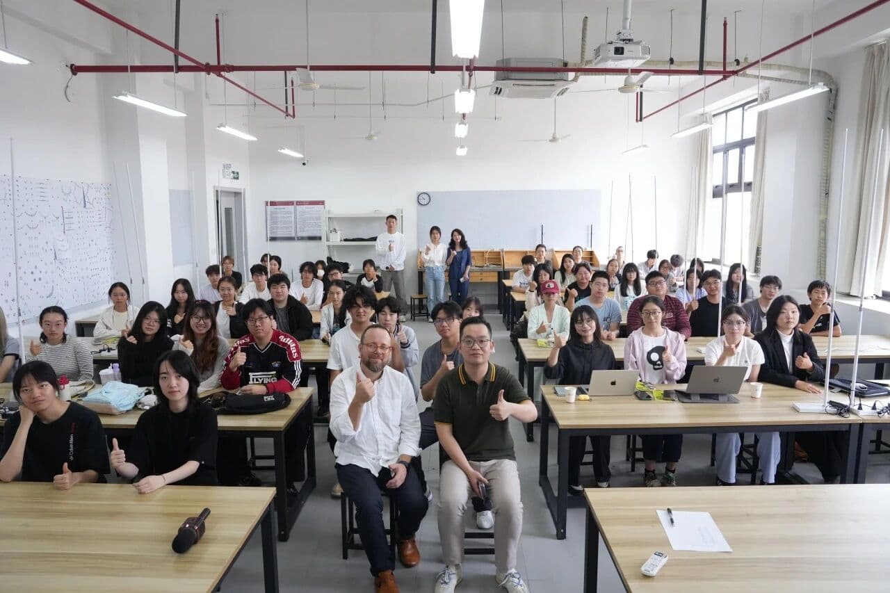 碰撞国际艺术思维|上海建桥融高学子聆听珠宝学院UCA专题讲座封面图